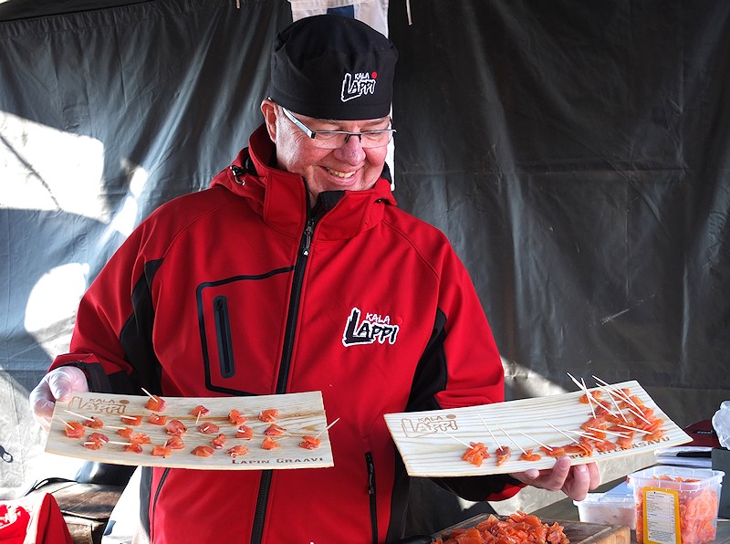 Keijo Leskinen edustaa Kala Lappi Oy:t&auml; hymyss&auml; suin - hyv&auml;n tuotteen &auml;&auml;rell&auml; on helppo hymyill&auml;!